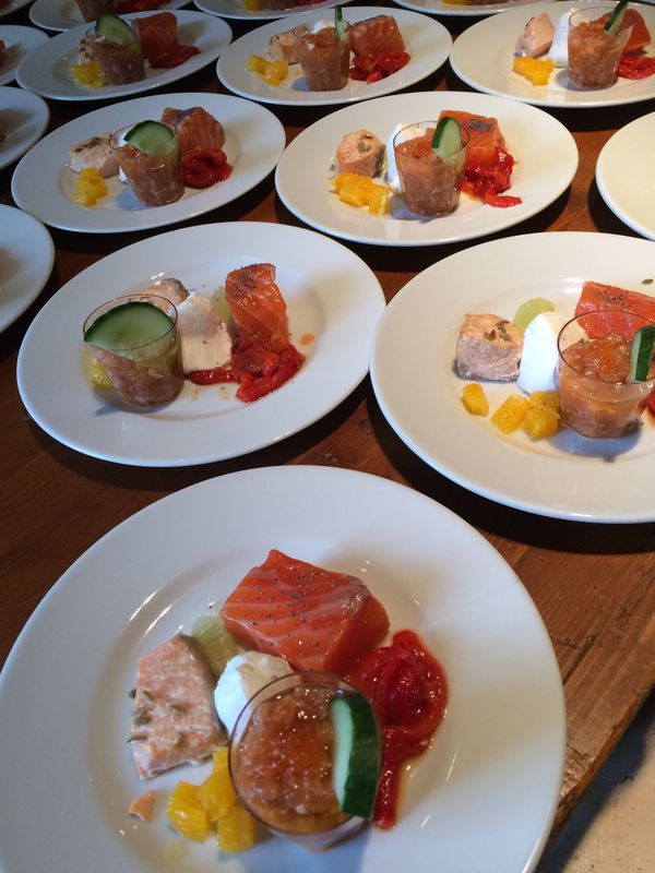 Assiette de saumon entr&eacute;e traiteur